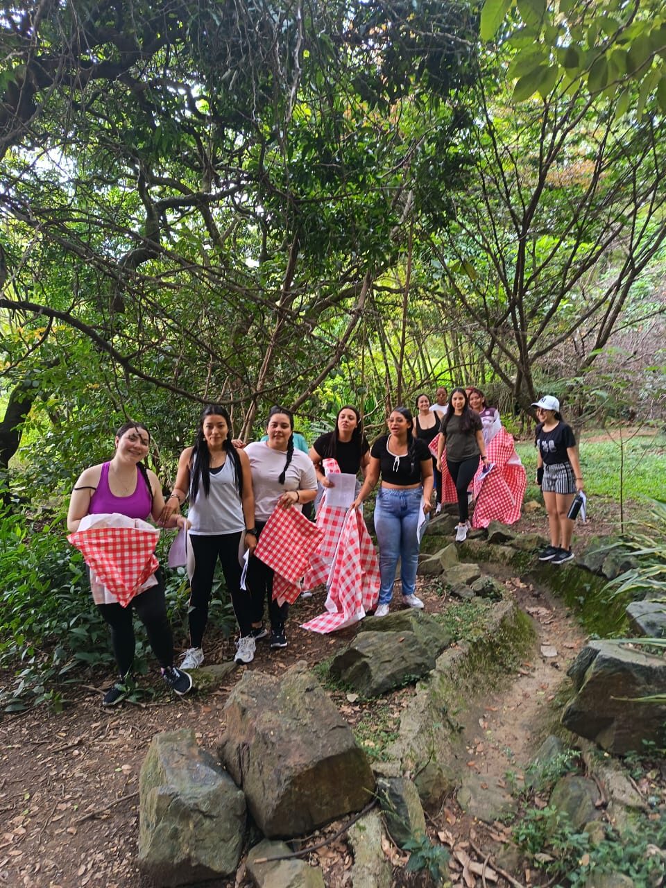 Grupo de maestras en una salida pedagógica al aire libre