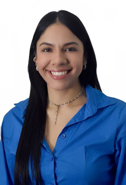Retrato de Zoé, cofundadora: cabello negro largo, sonriente, con blusa azul sobre fondo blanco.